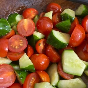 簡単すぎるきゅうりとトマトの中華サラダ